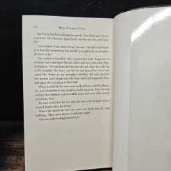 The Melody Lingers On - Mary Higgins Clark รูปที่ 8