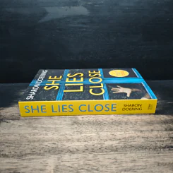 She Lies Close - Sharon Doering รูปที่ 3