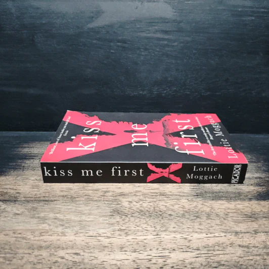 Kiss Me First - Lottie Moggach รูปที่ 3