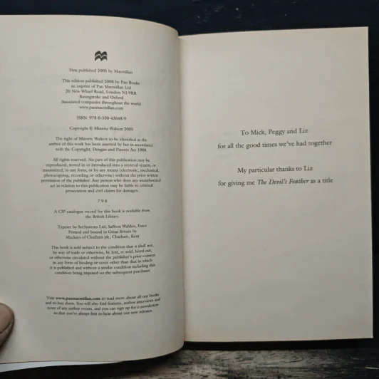 The Devil's Feather - Minette Walters รูปที่ 6