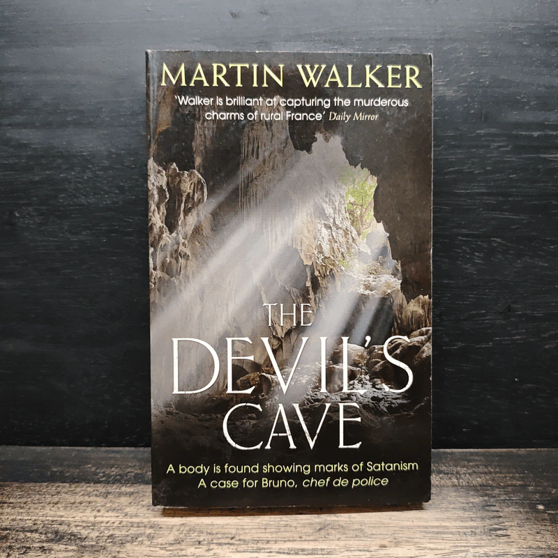 The Devil's Cave - Martin Walker รูปที่ 1
