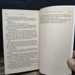 Brotherhood in Death - J. D. Robb รูปที่ 8