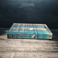 The Librarian of Auschwitz - Antonio Iturbe รูปที่ 3
