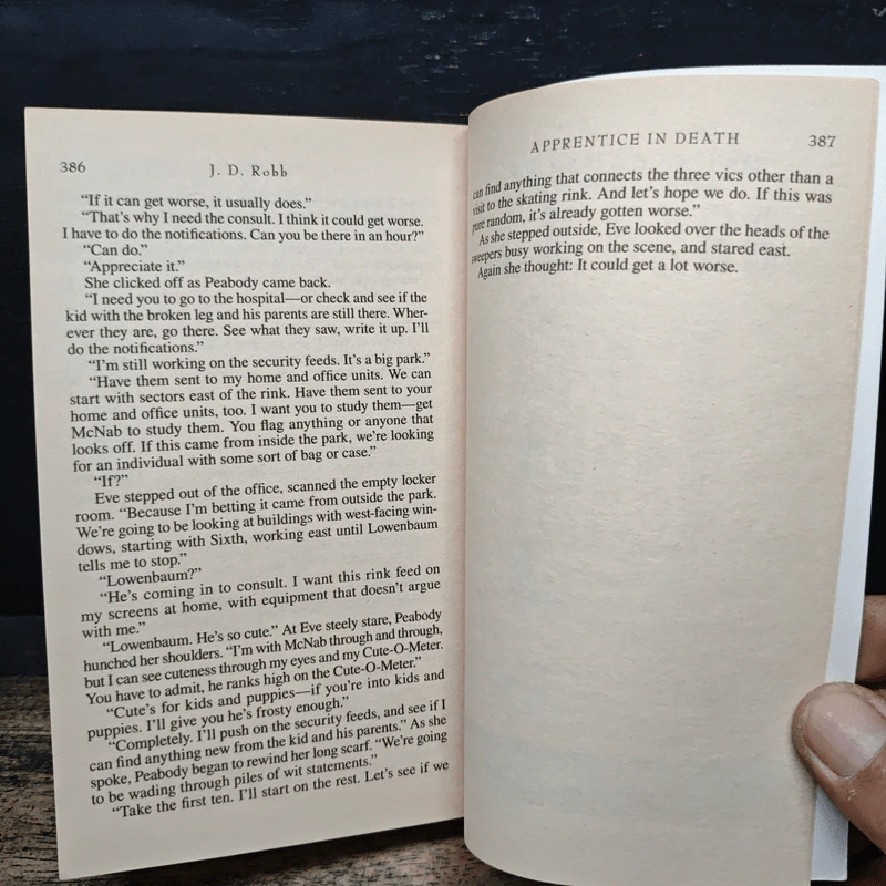 Brotherhood in Death - J. D. Robb รูปที่ 8