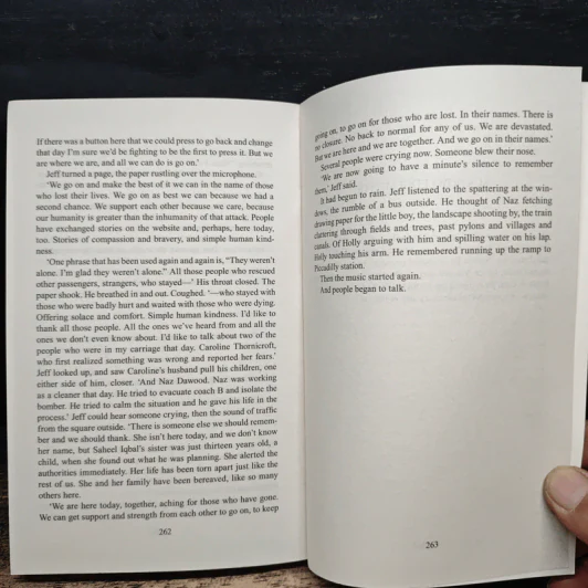 The Silence Between Breaths - Cath Staincliffe รูปที่ 8