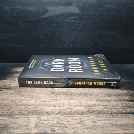 The Dark Room - Jonathan Moore รูปที่ 3