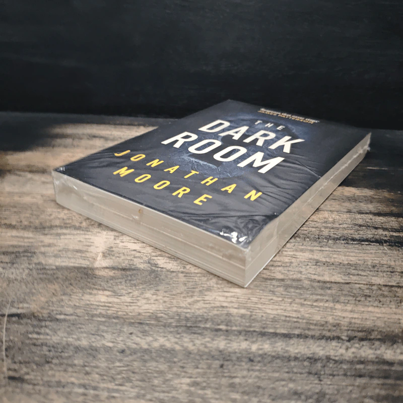 The Dark Room - Jonathan Moore รูปที่ 4