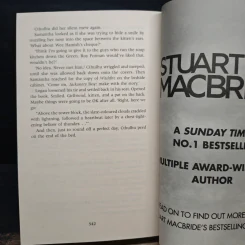 Close to the Bone - Stuart MacBride รูปที่ 8