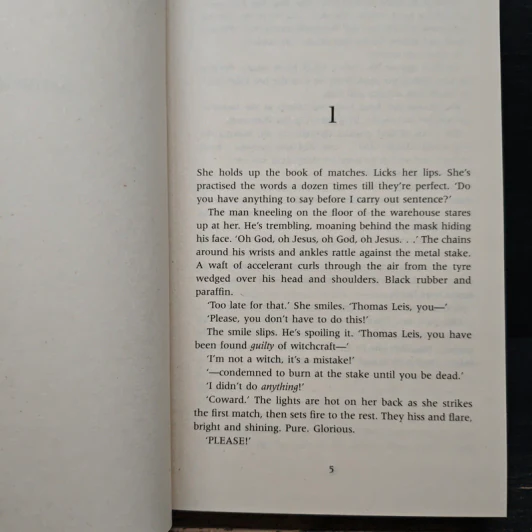 Close to the Bone - Stuart MacBride รูปที่ 7