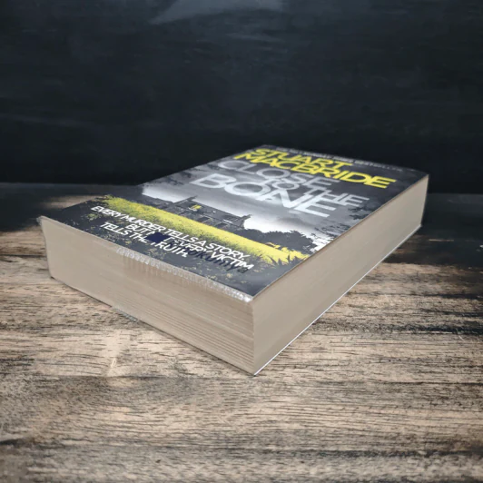 Close to the Bone - Stuart MacBride รูปที่ 4