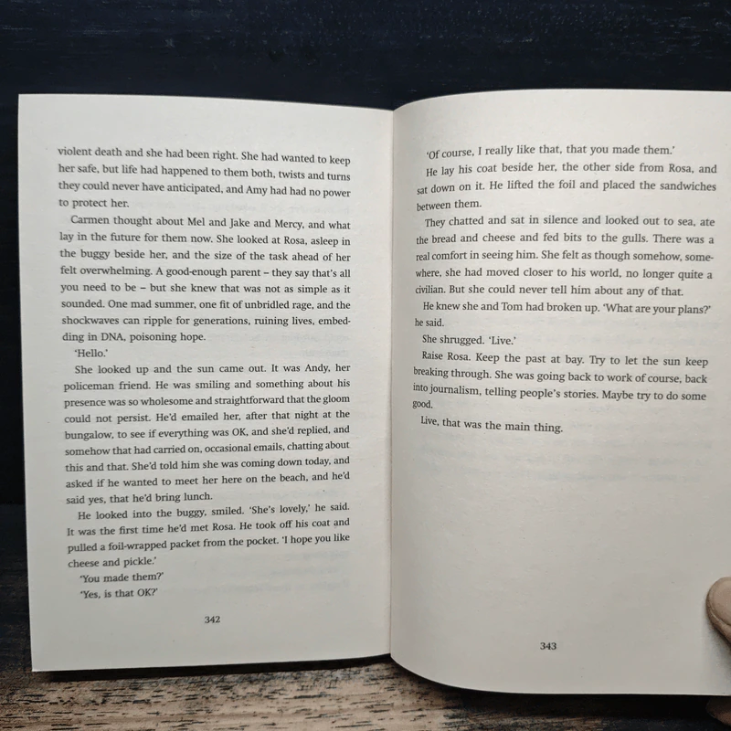 Undertow - Elizabeth Heathcote รูปที่ 8