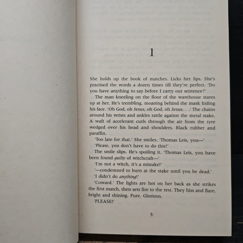 Close to the Bone - Stuart MacBride รูปที่ 7
