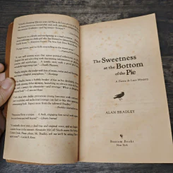 The Sweetness at the Bottom of the Pie - Alan Bradley รูปที่ 6