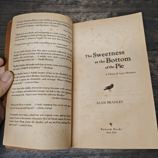 The Sweetness at the Bottom of the Pie - Alan Bradley รูปที่ 6