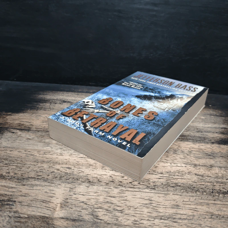 Bones of Betrayal - Jefferson Bass รูปที่ 4