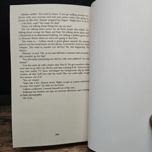 A Dark So Deadly - Stuart MacBride รูปที่ 8