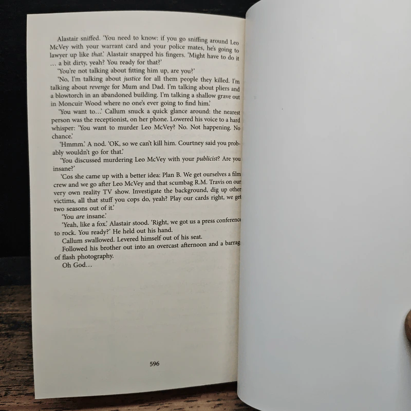 A Dark So Deadly - Stuart MacBride รูปที่ 8