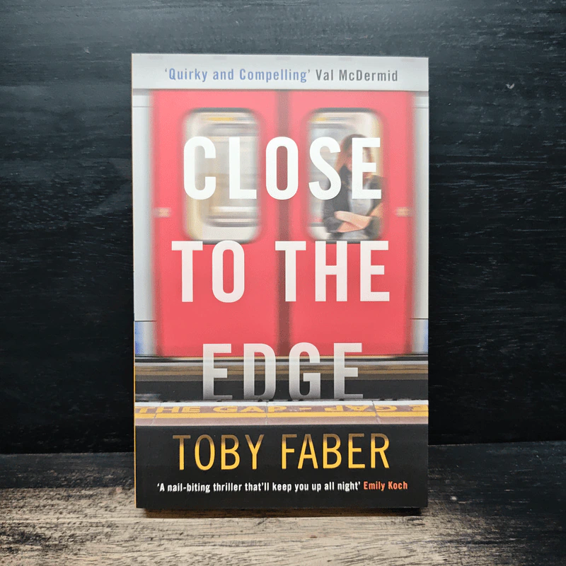Close to the Bone - Toby Faber รูปที่ 1