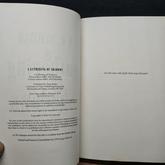 A Gathering of Shadows - V.E. Schwab รูปที่ 6