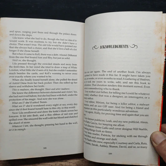 A Gathering of Shadows - V.E. Schwab รูปที่ 8