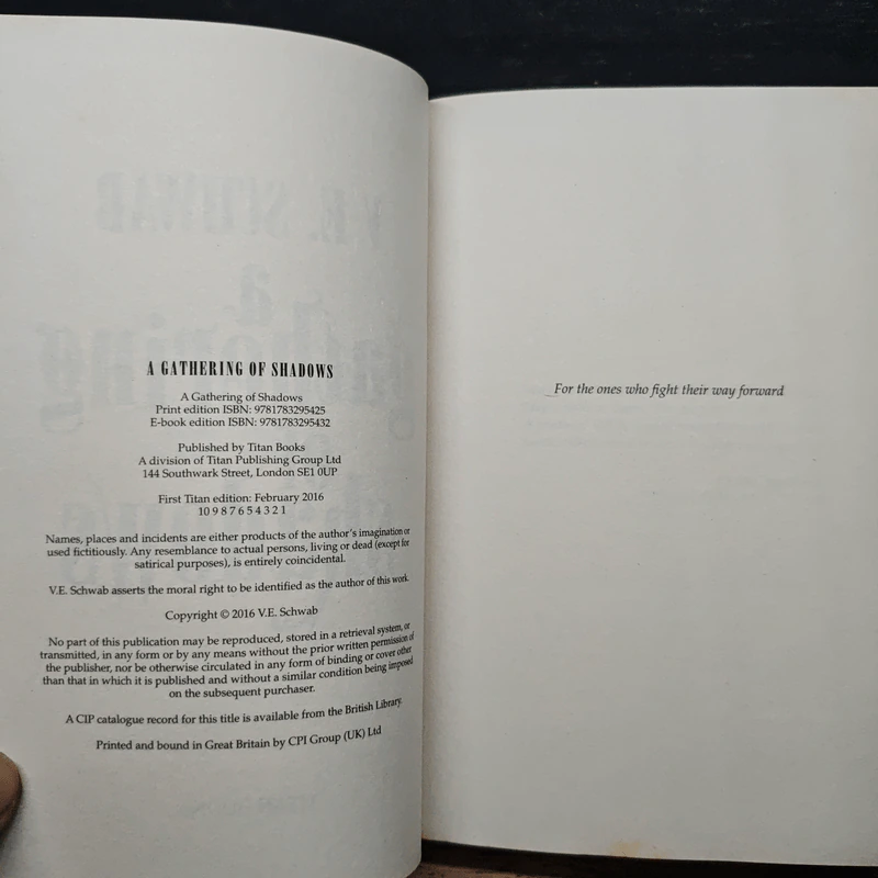 A Gathering of Shadows - V.E. Schwab รูปที่ 6