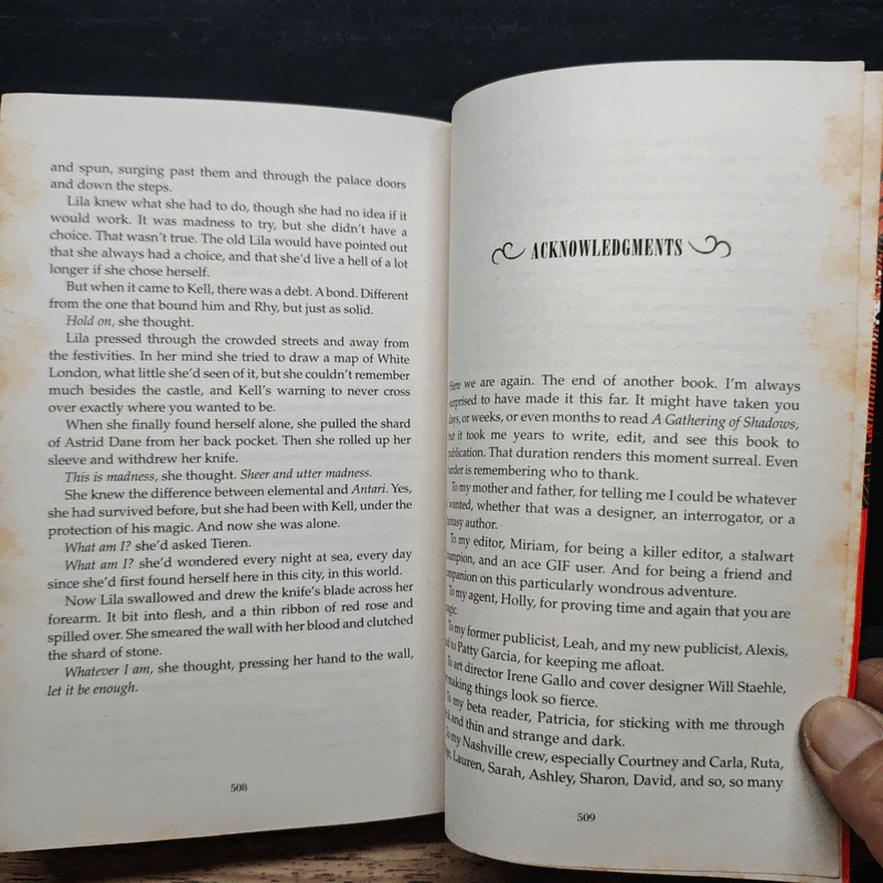 A Gathering of Shadows - V.E. Schwab รูปที่ 8