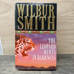 The Leopard Hunts in Darkness - Wilbur Smith