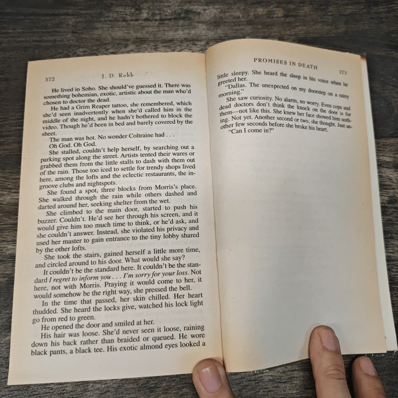 Strangers in Death - J.D. Robb รูปที่ 8