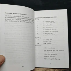 หนังสือ Malay Phrase Book for Tourists - Hj Ismail Ahmad, Andrew Leonki รูปที่ 8