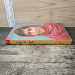I Am Malala เด็กหญิงที่ลุกขึ้นต่อสู้เพื่อสิทธิแห่งการศึกษาและถูกตาลิบันยิงศีรษะ - สหชน สากลทรรศน์ รูปที่ 2