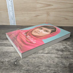 I Am Malala เด็กหญิงที่ลุกขึ้นต่อสู้เพื่อสิทธิแห่งการศึกษาและถูกตาลิบันยิงศีรษะ - สหชน สากลทรรศน์ รูปที่ 3