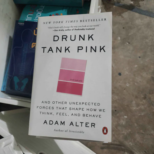 Drunk Tank Pink - Adam Alter รูปที่ 1