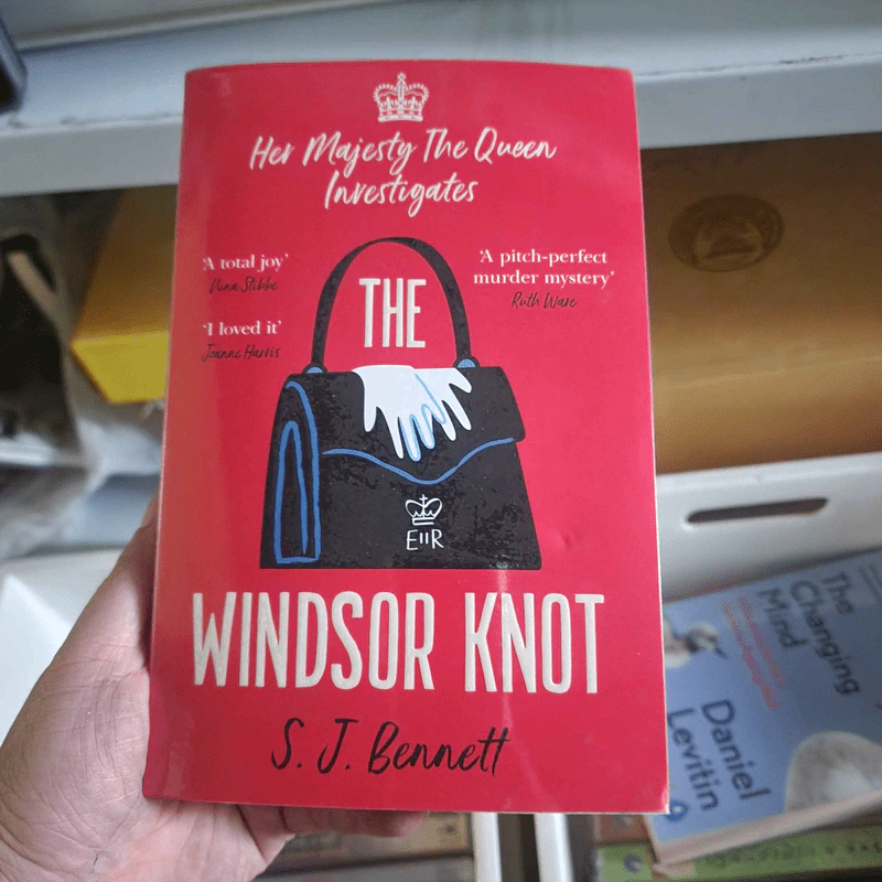 The Windsor Knot : The Queen investigates a murder in this delightfully clever mystery for fans of The Thursday Murder Club รูปที่ 1