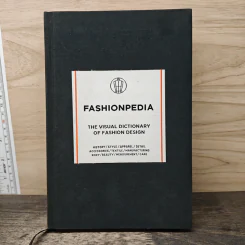Fashionpedia : The Visual Dictionary of Fashion Design - Fashionary รูปที่ 1