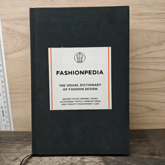 Fashionpedia : The Visual Dictionary of Fashion Design - Fashionary รูปที่ 1