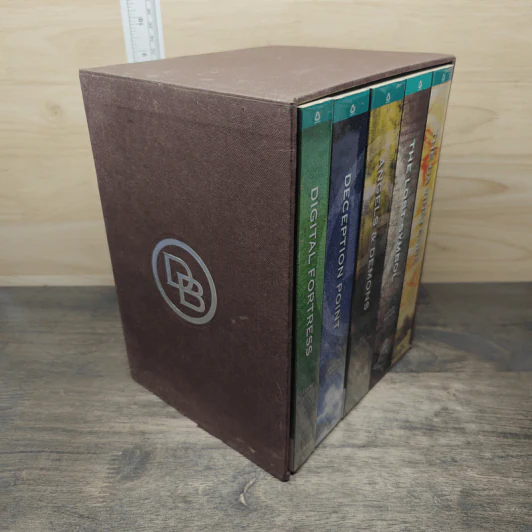 Boxset แดน บราวน์ 5 เล่ม ล่ารหัสมรณะ, เทวากับซาตาน, แผนลวงสะท้านโลก, รหัสลับดาวินชี, พลิกรหัสลับสมบัติจำแลง - Dan Brown รูปที่ 2