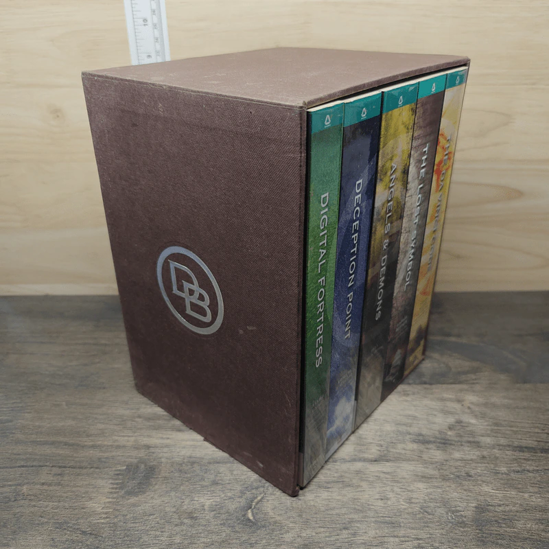 Boxset แดน บราวน์ 5 เล่ม ล่ารหัสมรณะ, เทวากับซาตาน, แผนลวงสะท้านโลก, รหัสลับดาวินชี, พลิกรหัสลับสมบัติจำแลง - Dan Brown รูปที่ 2