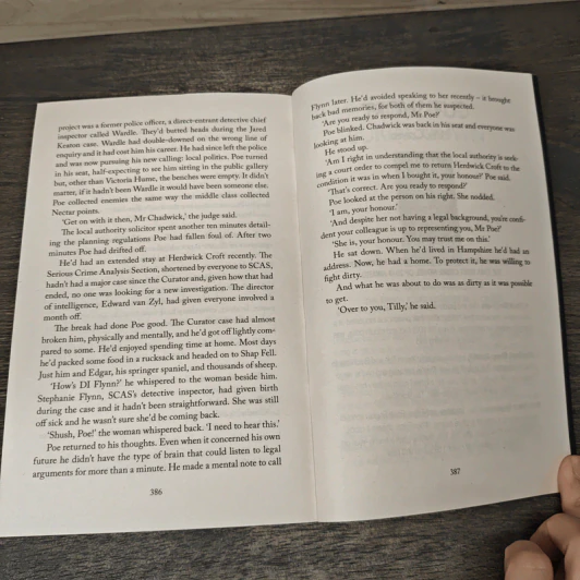 The Curator - M.W. Craven รูปที่ 8