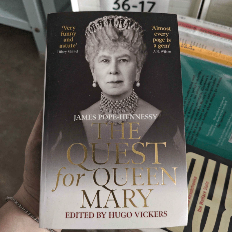 The Quest for Queen Mary - Hugo Vickers รูปที่ 1