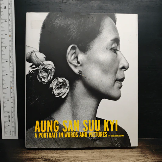 Aung San Suu Kyi:  A Portrait In Words And Pictures - Christophe Loviny รูปที่ 1