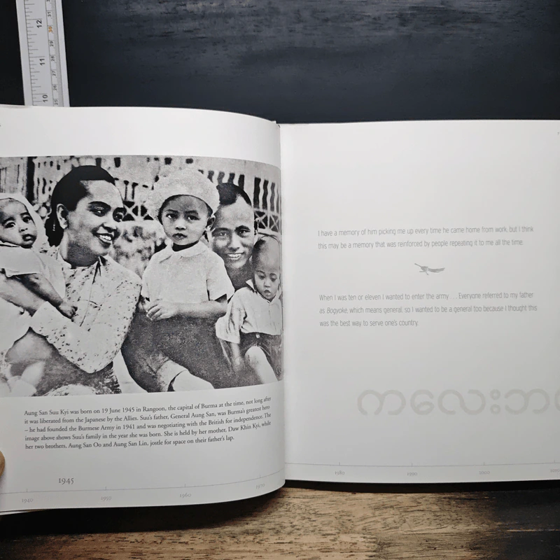 Aung San Suu Kyi:  A Portrait In Words And Pictures - Christophe Loviny รูปที่ 7