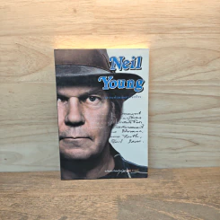 เงาสะท้อนบนกระจกร้าว - Neil Young รูปที่ 1