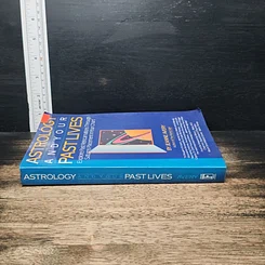 หนังสือ Astrology and Your Past Lives รูปที่ 3