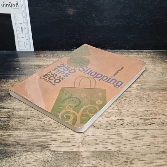 หนังสือ The Little Green Book of Shopping: 250 Tips for an Eco Lifestyle รูปที่ 4